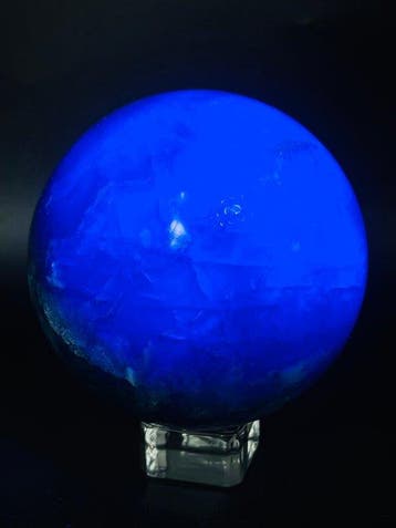 Sphère en fluorite vert émeraude – Transparence et aspect