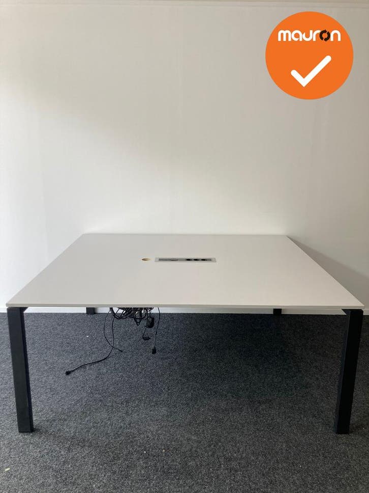 Gispen - Vergadertafel - 4-poots - 180x160cm - met zwart ond, Articles professionnels, Aménagement de Bureau & Magasin | Mobilier de bureau & Aménagement