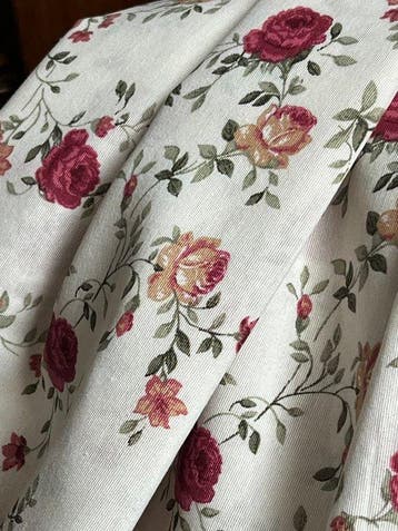 Dubbele breedte. Romantisch bedrukt stof. Bekleding en