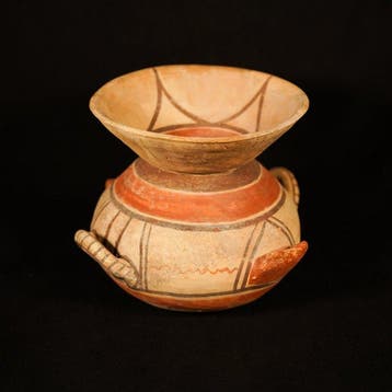 Dauniaans Keramiek Een hele grote pot met twee lusvormige