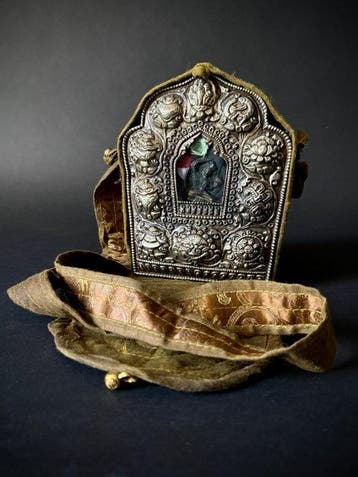 Ghau - Koper, Legering, Brons, Zilver, Glas, doek, Papier -