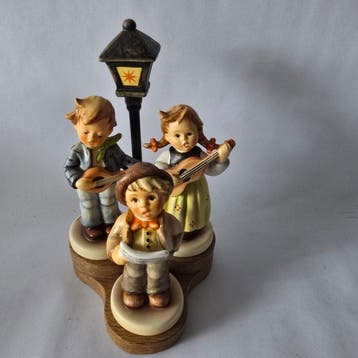 Goebel - Figurine - Plateau met lantaarn en drie, Antiek en Kunst