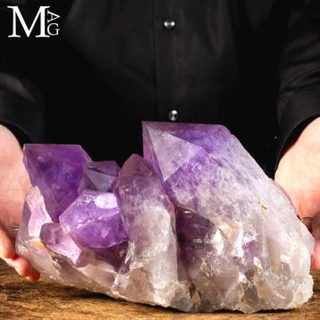 Majestueuze amethistkristalcluster met diep verzadigd paars