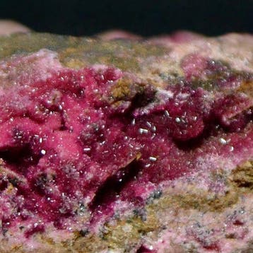 Talmessite & Roselite Kristallen op matrix - Hoogte: 4.5 cm