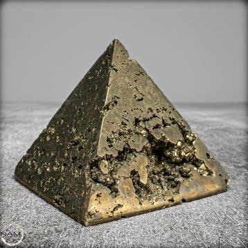 Natuurlijke pyrietpiramide van de hoogste kwaliteit- 308.38