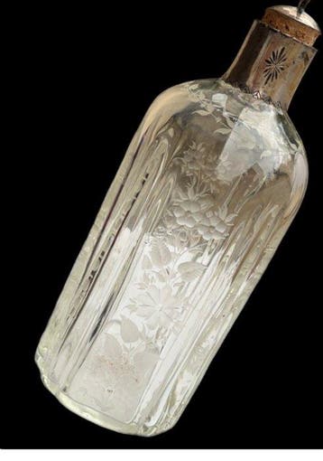 Fles - • Flesje van geblazen glas, eind 19e eeuw,