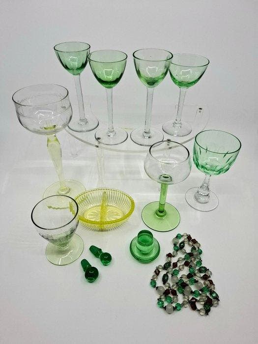 Drinkservies (13) - Uraniumglas - Lot uranium items, Antiek en Kunst, Kunst | Designobjecten
