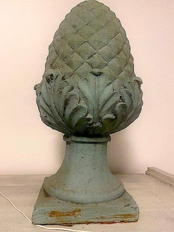sculptuur, Coppia di pigne ornamentali in terracotta prima