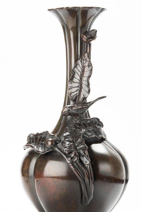 Vaas - Een lobvormige bronzen vaas met patina, waarin, Antiek en Kunst, Antiek | Overige Antiek