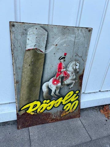 Rössli 20 – Groot metalen reclamebord – Ruiter & sigaar –