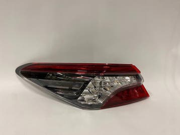 Toyota Camry IX 2018 Sedan Achterlicht Links Donker Full LED, Verzenden