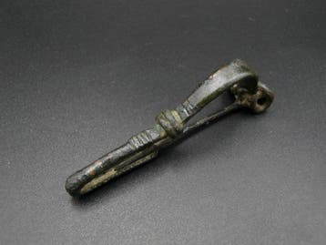 Ancient Roman period : beautiful bronze P-shape bow brooch