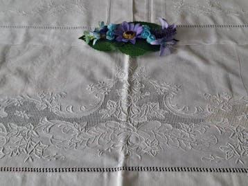 Drap élégant avec de grandes taies doreiller brodées à la, Antiquités & Art