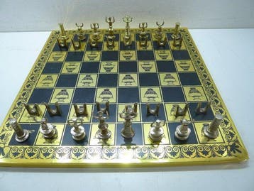 jeu déchecs en bronze theme Cretois avec echiquier ( offert