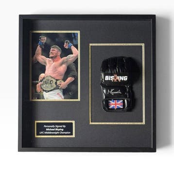 Michael Bisping - Singed UFC-handschoen premium frame, Nieuw