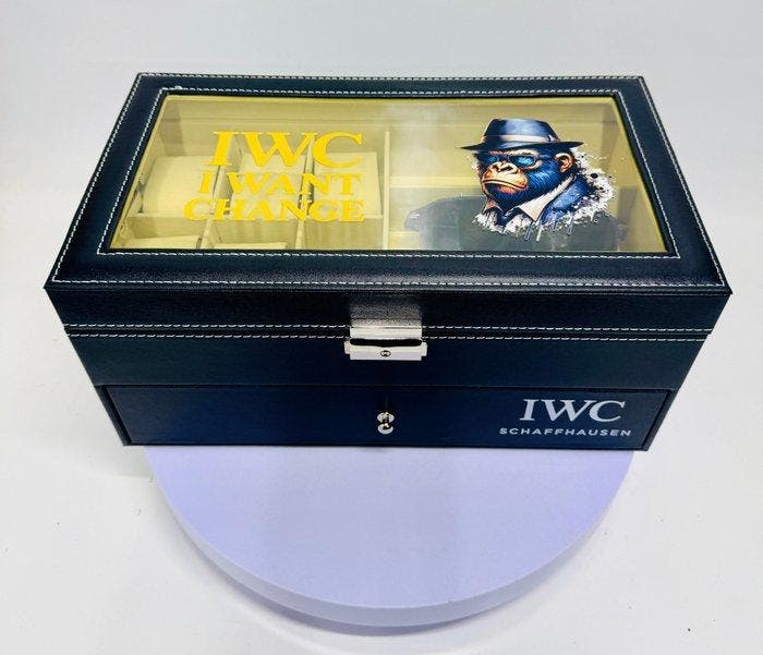 Vanessa Fodera (1981) - IWC TIME IS MONEY – Luxury XXL Box, Antiek en Kunst, Kunst | Designobjecten