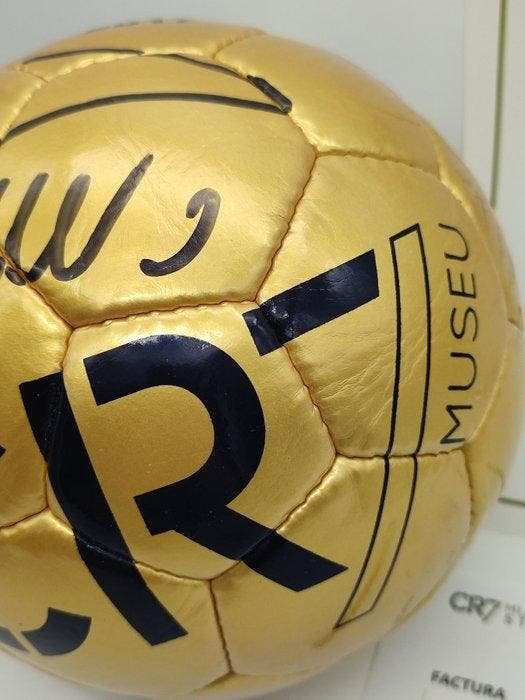gouden voetbal van het CR7 Museum hand-signed - Cristiano, Collections, Collections Autre