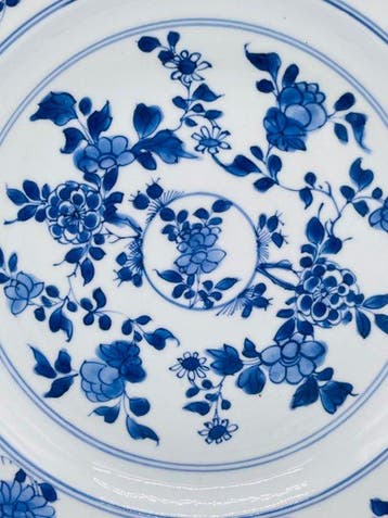 Plaque de charge - Porcelaine - Chargeur Kangxi avec des, Antiek en Kunst