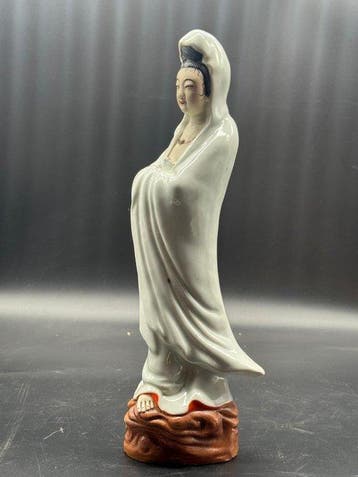 Statue de Guanyin en porcelaine émaillée blanche -, Antiek en Kunst