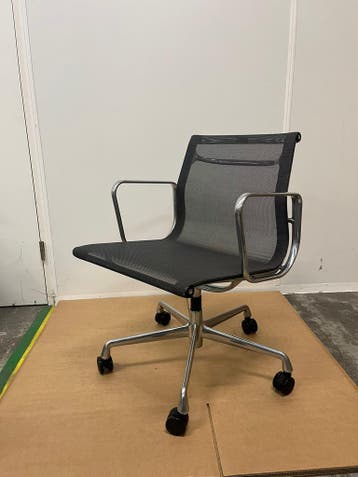 Refurbished Vitra Eames Ea 117 Bureaustoel Versie, Verzenden, Zwart, Zo goed als nieuw, Bureaustoel