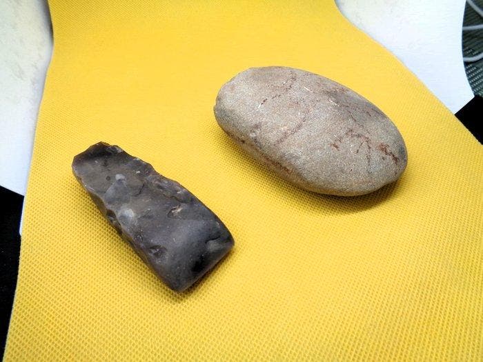 Neolithisch twee bijlen (kwartsiet en vuursteen) Bijl - 9.5, Antiquités & Art, Antiquités | Autres Antiquités