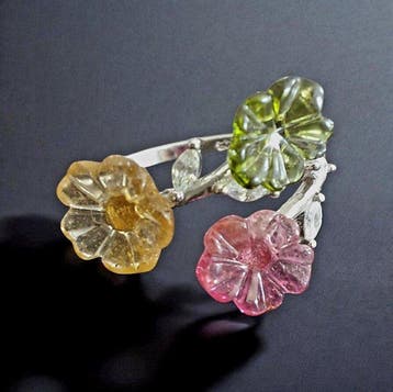 Ring met drie bloemen in multikleurige tourmalijn,, Verzamelen