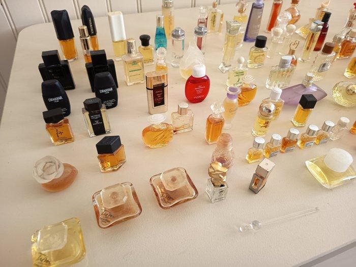 Flacon de parfum - Verre - Environ 110 flacons, Antiquités & Art, Antiquités | Verre & Cristal