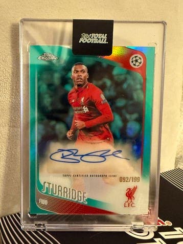 2025/26 Topps Chrome UEFA Daniel Sturridge /199 Gesigneerde, Verzamelen, Nieuw