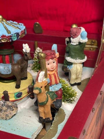Splendide boite à musique de Noel Rouge , décors animé -