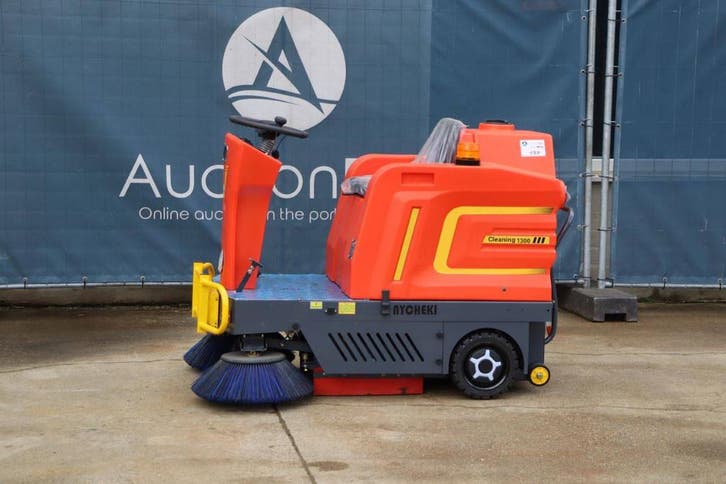 Veiling: Veegmachine Nycheki Cleaning 1300 III Elektrisch, Zakelijke goederen, Machines en Bouw | Onderhoud en Reiniging, Ophalen