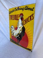 Tweddle Chicks emaille reclamebord – “Worth Crowing About” –