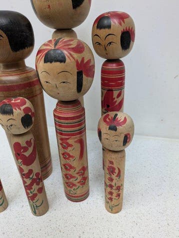 Een schitterende set vintage Kokeshi in verschillende