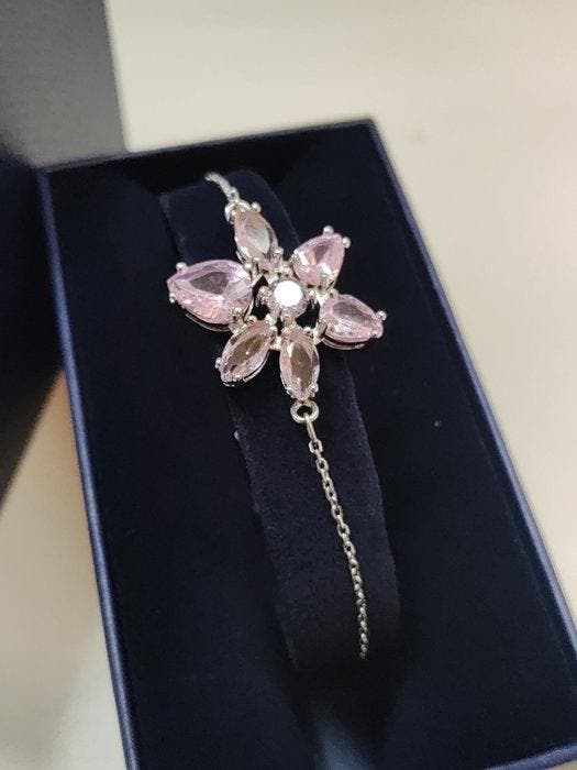 Swarovski - Beeldje - Swarovski pink crystal flower bracelet, Antiek en Kunst, Curiosa en Brocante