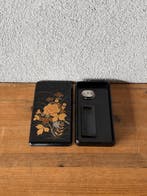 Boîte - avec un fond noir profond et un motif floral