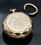 gouden dameszakhorloge met bewerkt deksel en gefacetteerde