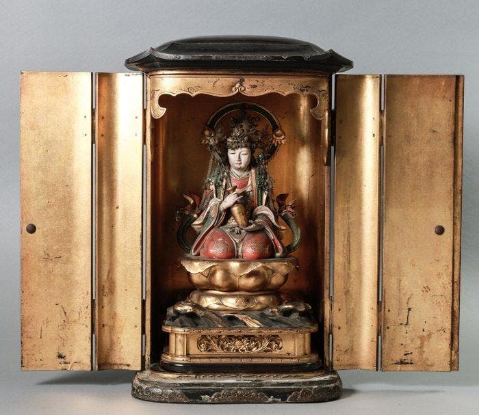Seated Kwan Yin (Guanyin) Bodhisattva with Inlaid Crystal, Antiquités & Art, Antiquités | Autres Antiquités