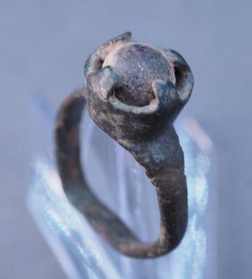 Medieval Crusaders Bronze ring with blue glass stone - 0 mm