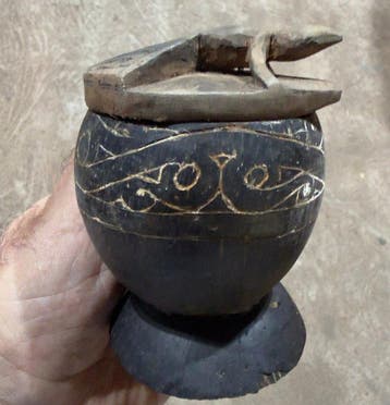 Ancien vase bien conservé avec une figure de lézard, île de