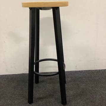 barkruk zithoogte 77 cm, Houten zitiing -  Zwart metalen, Huis en Inrichting, Gebruikt, Hout