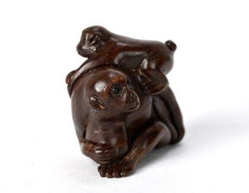 Fijn antiek Japans houten netsuke - Ouder-kind apen - Hout -