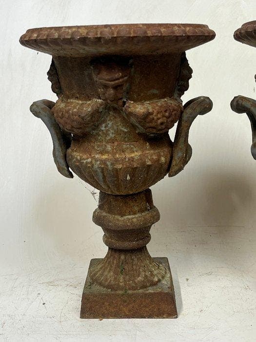 Vase - Fonte - Deux jardinières en fonte., Antiquités & Art, Curiosités & Brocante