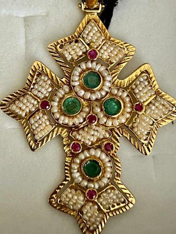 Pendentif en forme de croix - 18 carats Or jaune Émeraude -
