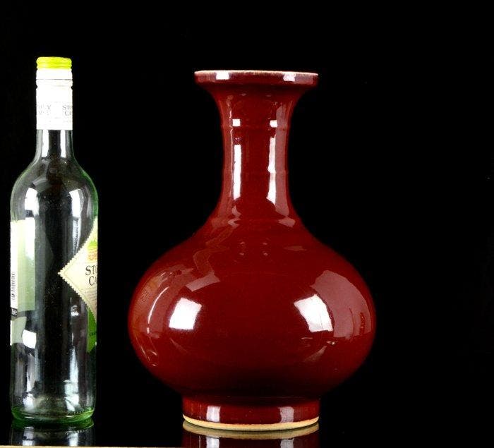 Een grote Chinese flesvaas met oxbloodglazuur en een, Antiquités & Art, Antiquités | Autres Antiquités