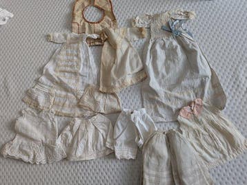 - Poupée Lot of vintage clothing and undergarments -