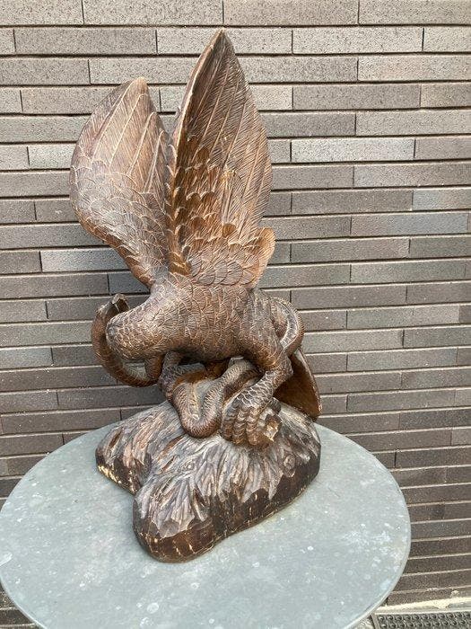 Statue, Arend in strijd met slang op rotsformatie - 78 cm -, Antiek en Kunst, Curiosa en Brocante