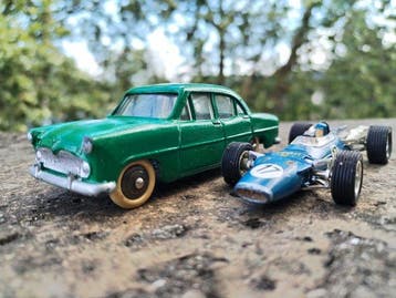Dinky Toys 1:43 - Voiture miniature (2) - Simca Ariane;