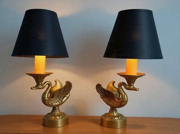 Tafellamp (2) - Paar verguld koperen zwanen-tafellampen. -