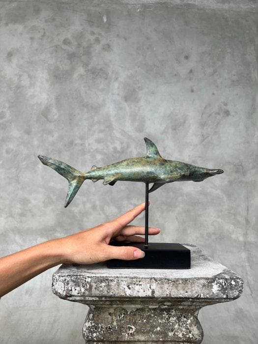 Sculpture, NO RESERVE PRICE - Hammerhead Shark on a stand, Antiek en Kunst, Kunst | Designobjecten