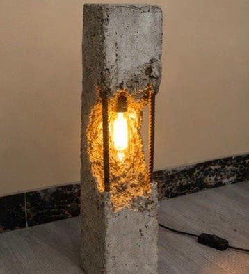Lampada da tavolo brutalista in cemento e acciaio – design