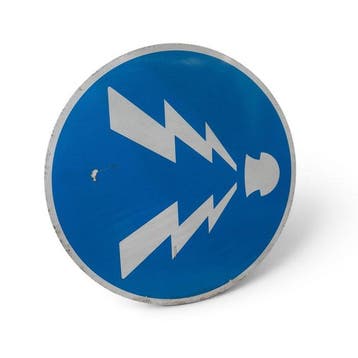 Japans verkeersbord Claxon verplicht (), blauw met